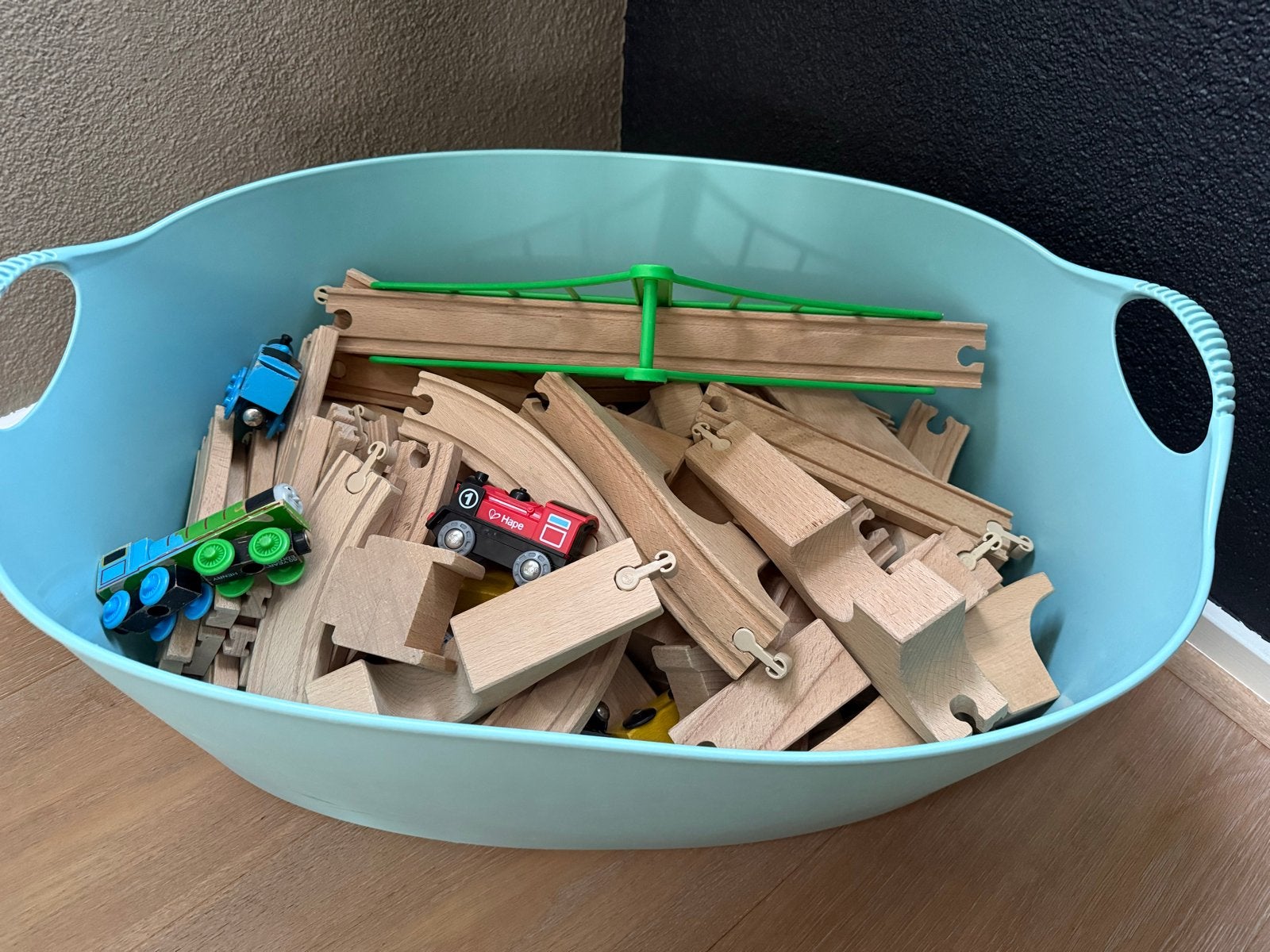 Grote wasmand vol Ikea houten treinbaan + Hape trein, Ophalen of Verzenden, Gebruikt
