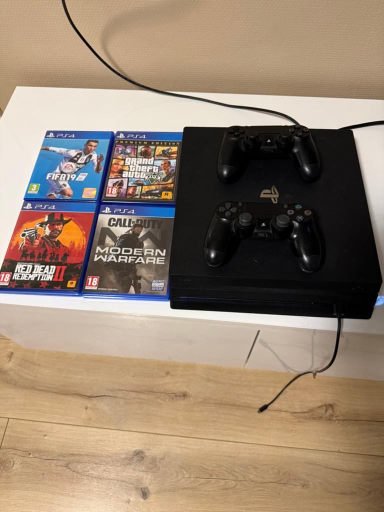 PlayStation 4 Pro 1TB + 2 controllers + 4 games, Ophalen of Verzenden, Zo goed als nieuw, Met 2 controllers, Pro
