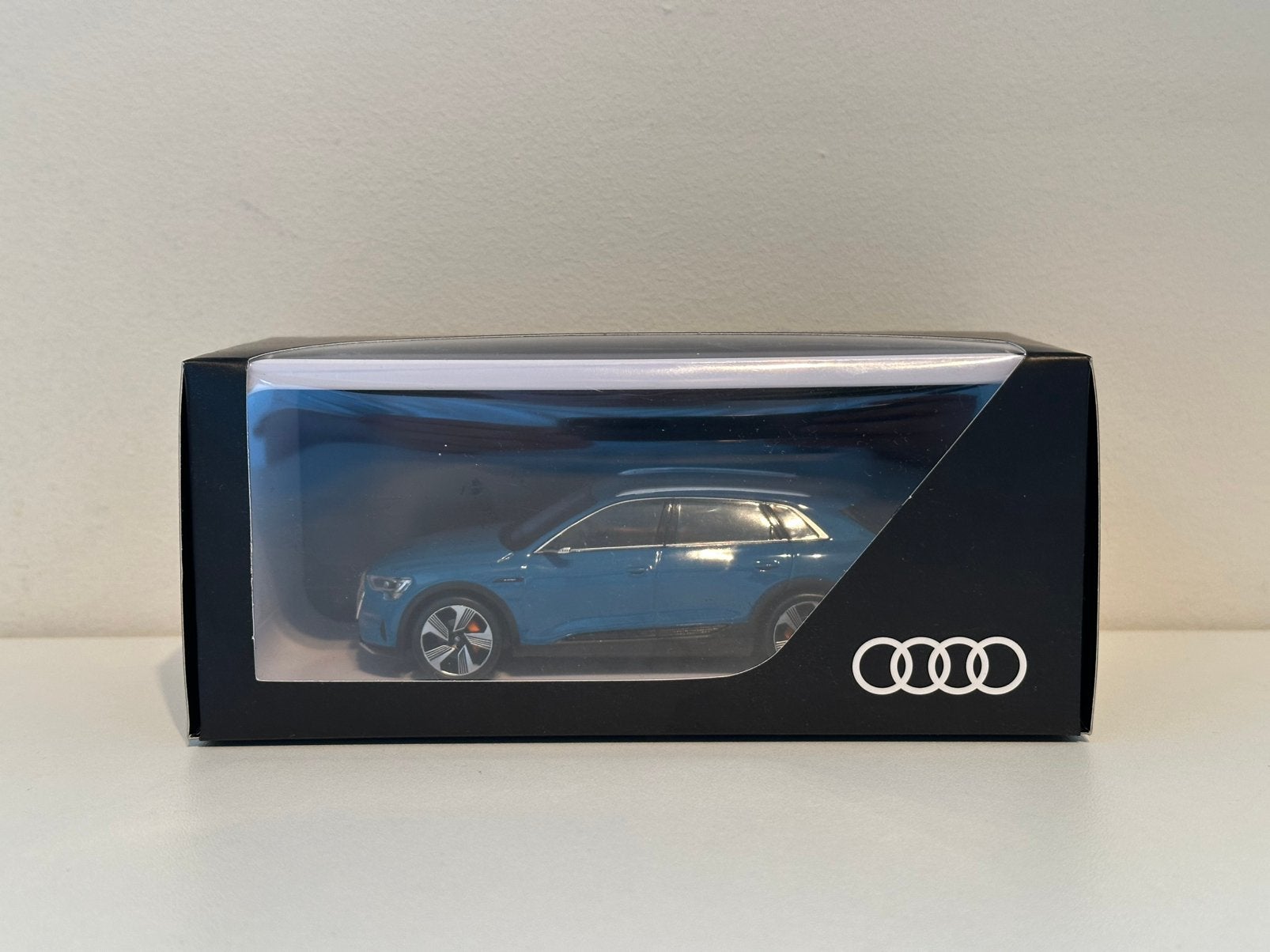 Audi E-tron Quattro 55 (2018) | Minimax | schaal 1:43, Nieuw, Hobby en Vrije tijd, Modelauto's | 1:43, Ophalen of Verzenden, Zo goed als nieuw