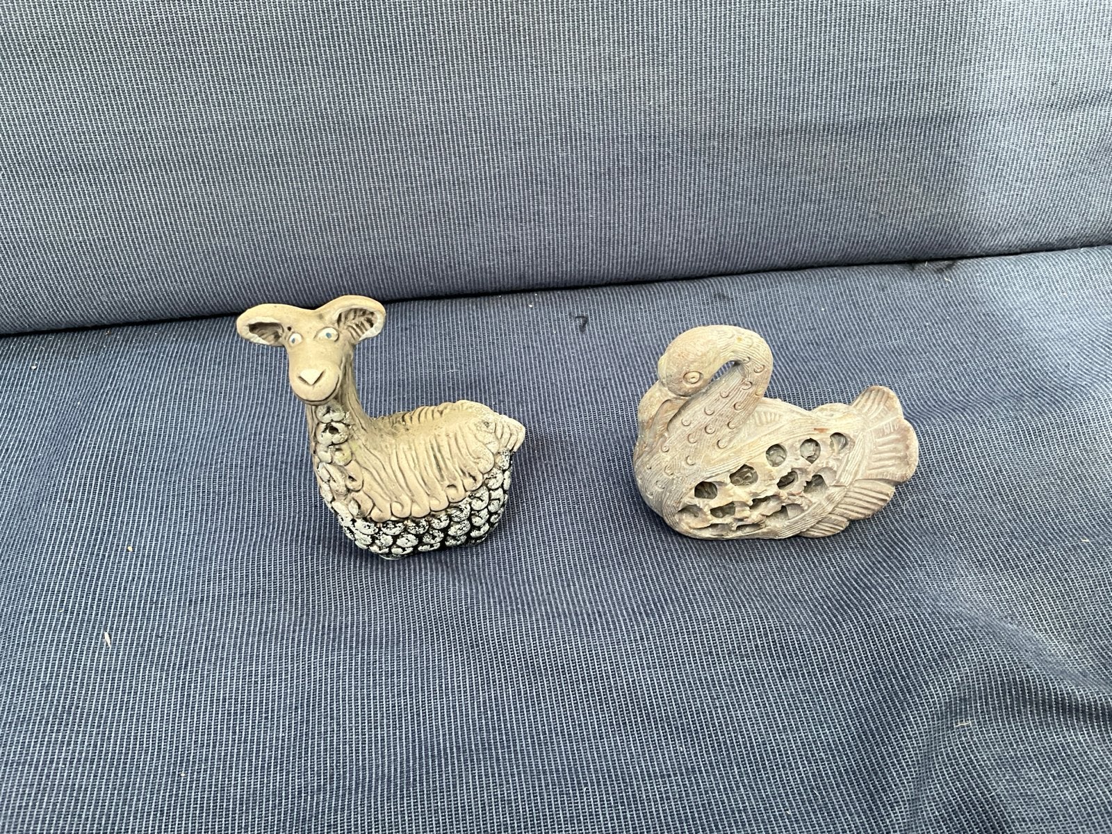 Decoratieve beeldjes: Schaap en Zwaan met jong, Ophalen of Verzenden, Gebruikt, Dier