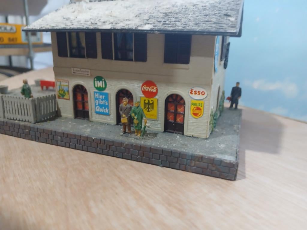 Mooi station met poppetjes voor HO spoor, Ophalen of Verzenden, Gebruikt, Brug, Tunnel of Gebouw, Overige merken
