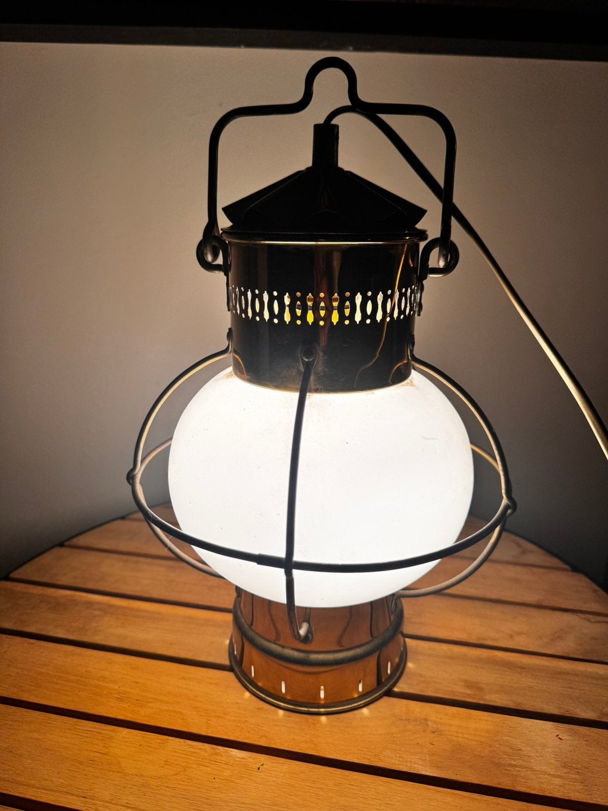Scheepslamp, witte glazen  bol met koperkleurige details., Ophalen, Zo goed als nieuw