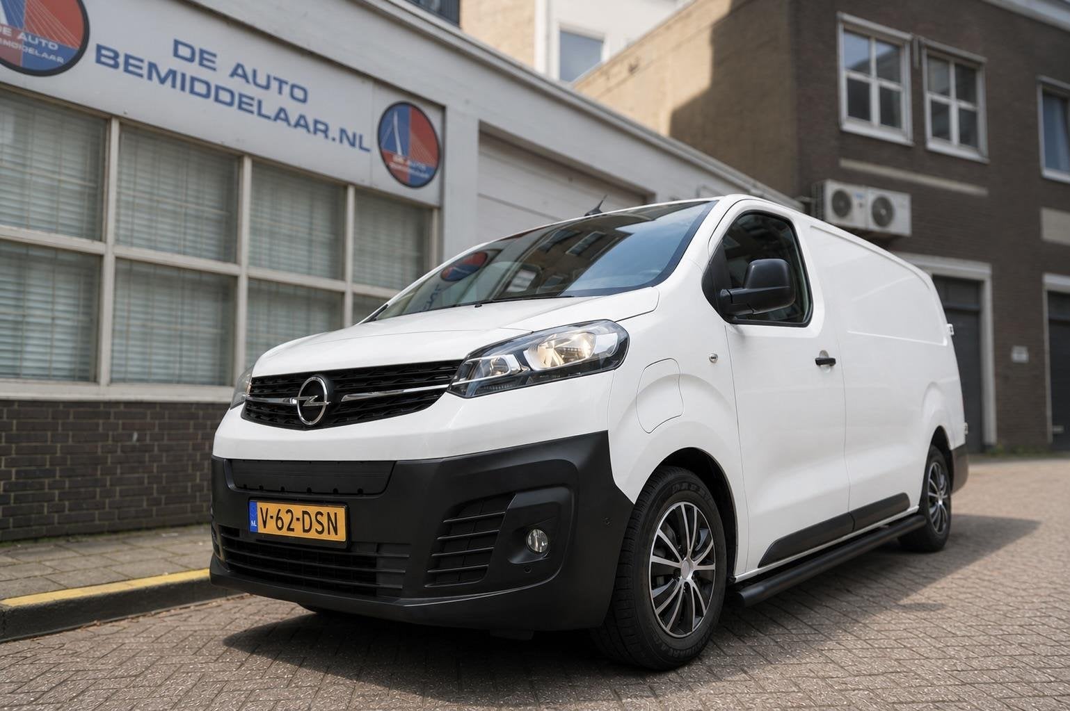 Opel Vivaro-e L3H1 Innovation 75 kWh | 5/26 beurt | SOH 92%, Auto's, Bestelauto's, 136 pk, Gebruikt, Zwart, Wit