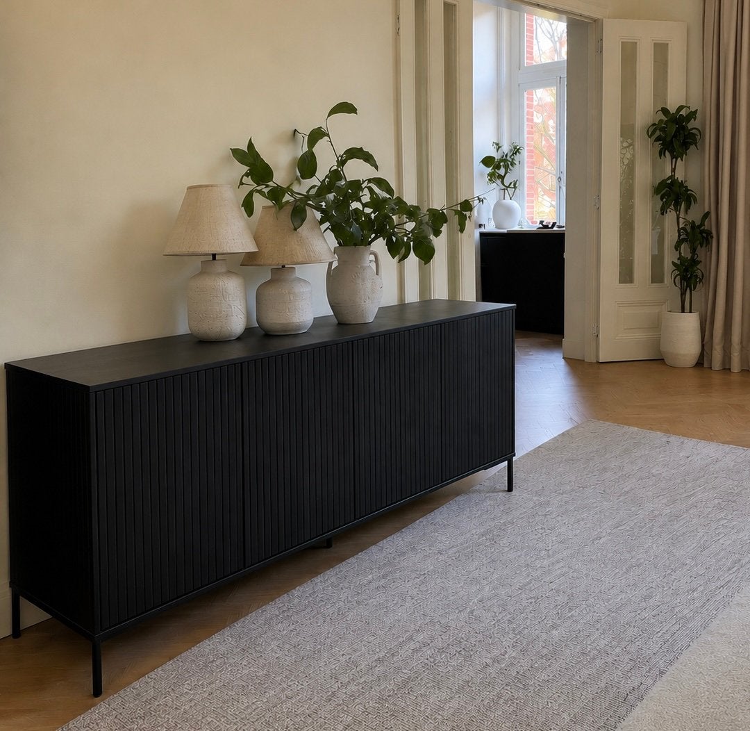 WOOOD New Gravure dressoir - Zwart hout, Huis en Inrichting, Kasten | Dressoirs, Ophalen, 150 tot 200 cm, Nieuw, 25 tot 50 cm