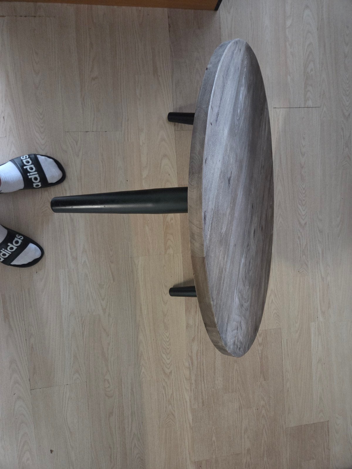 Ronde houten salontafel met zwarte poten, Huis en Inrichting, Ophalen, Minder dan 45 cm, Gebruikt, Modern, Scandinavisch