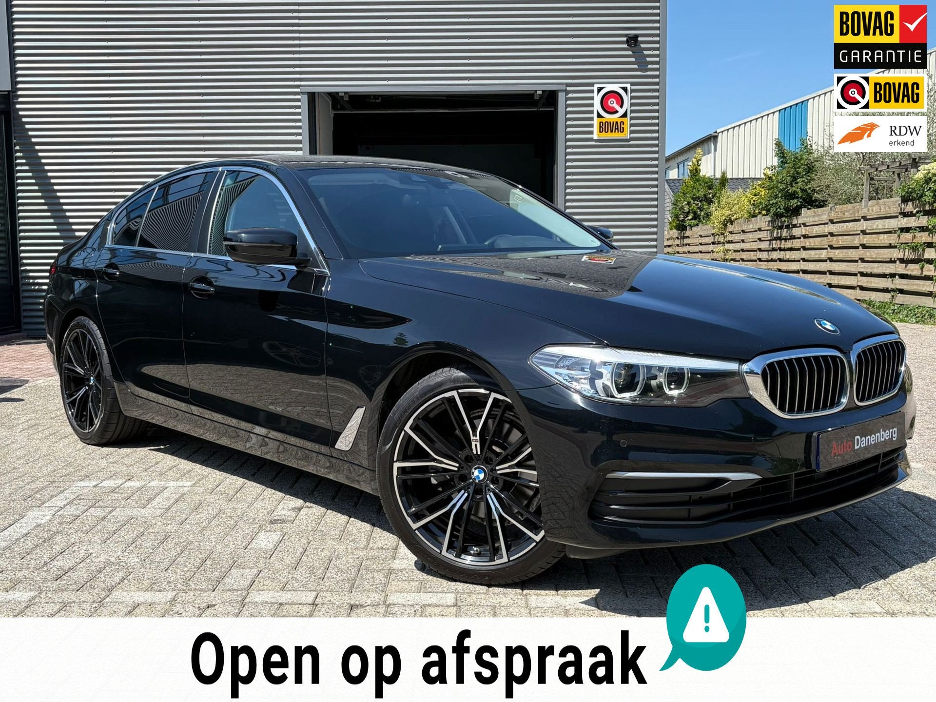 BMW 5-serie 520i High Executive BLACK! garantie,, Auto's, Automaat, Achterwielaandrijving, Gebruikt, 4 cilinders