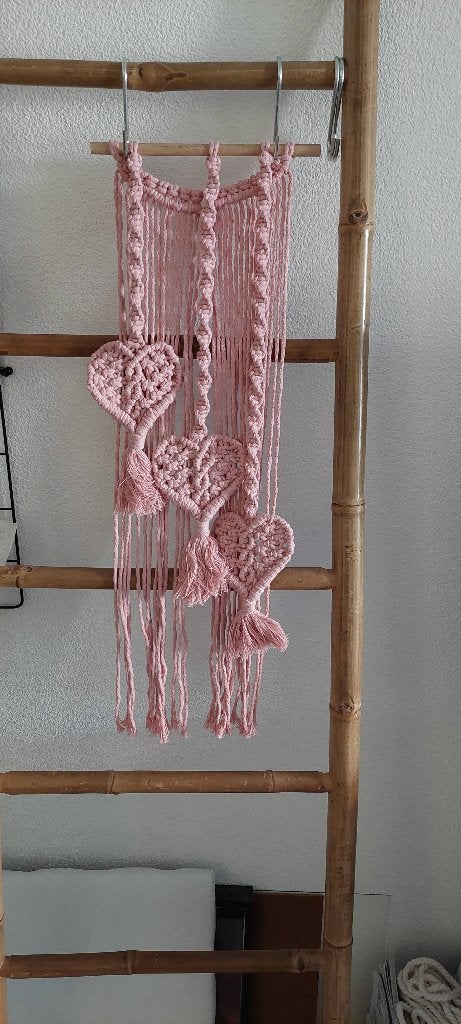 Roze macramé wandhanger met hartjes, 65 cm, Textiel, Nieuw, Ophalen of Verzenden