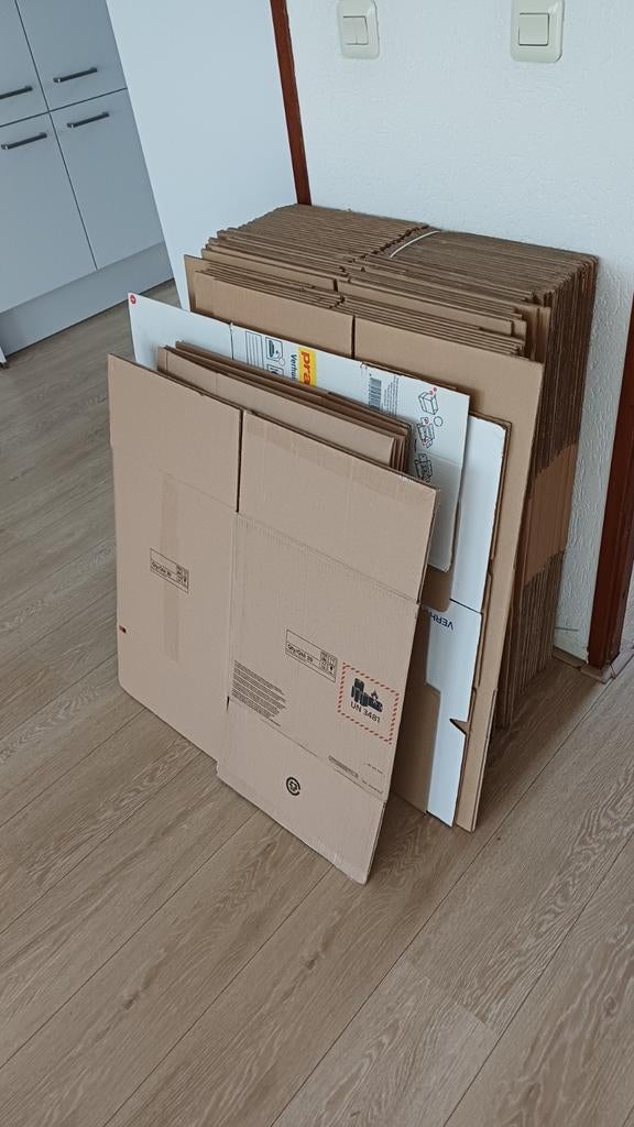 Ongeveer 80 verhuisdozen, Doe-het-zelf en Verbouw, Kratten en Dozen, Ophalen, Doos, 40 tot 60 cm, Opvouwbaar