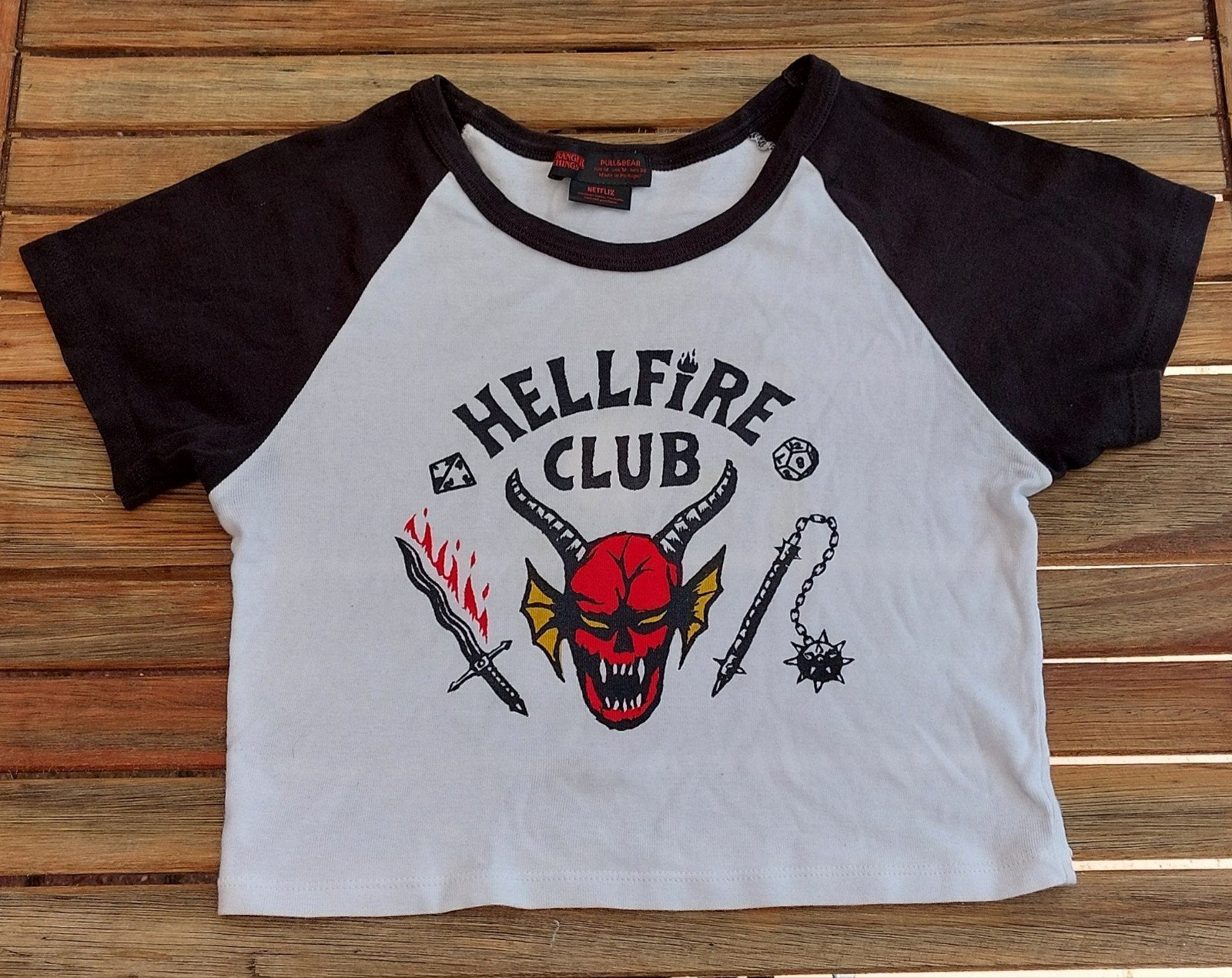 Stranger Things Hellfire Club korte top Pull&Bear maat M, Kleding | Dames, Maat 38/40 (M), Pull&Bear, Wit, Ophalen of Verzenden