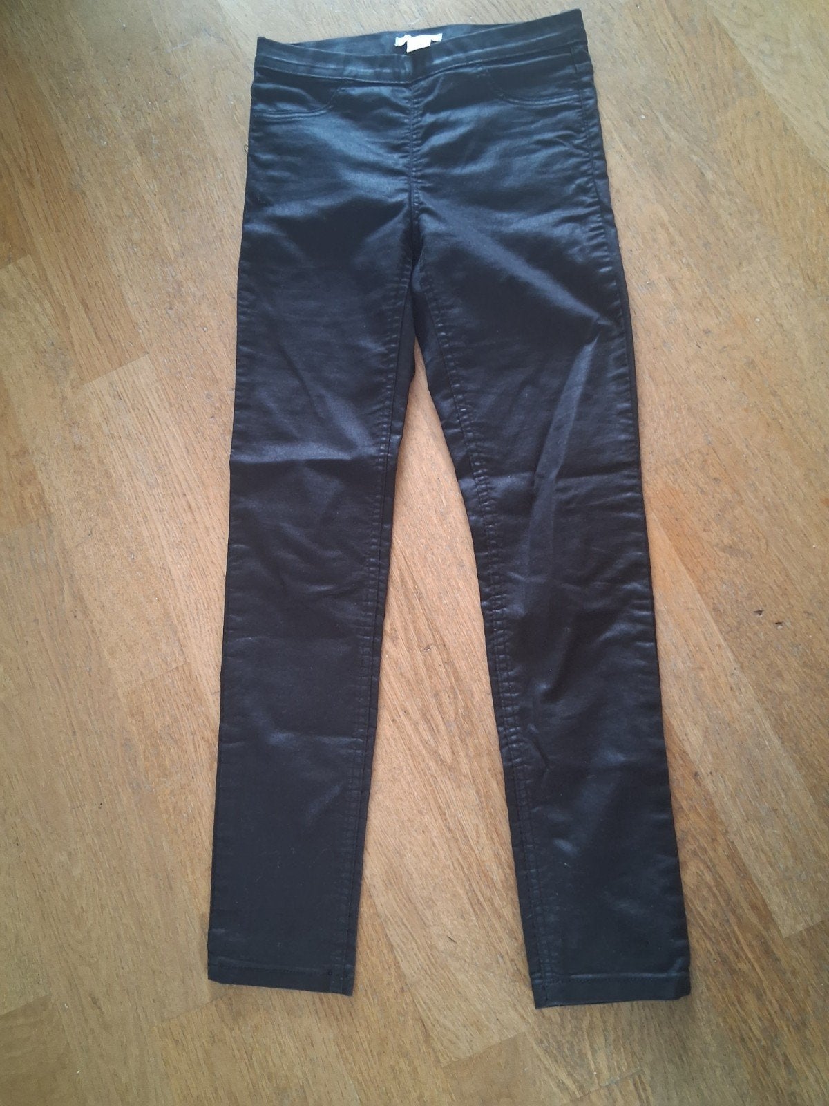 H&M Zwarte Gecoate Broek - Maat 34 (XS), H&M, Zwart, Ophalen of Verzenden, Maat 34 (XS) of kleiner