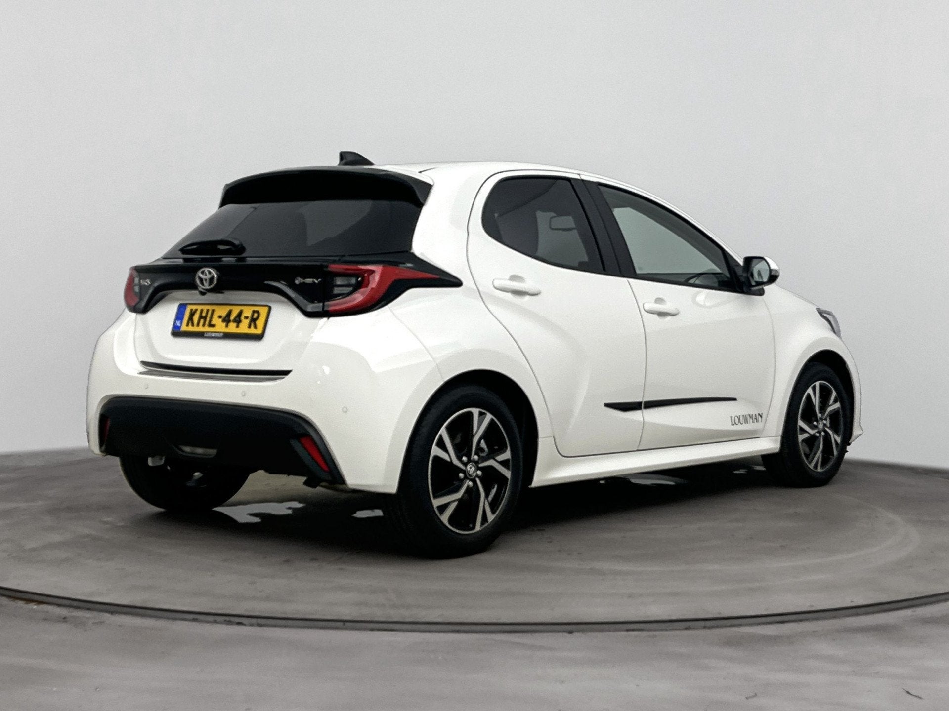Toyota Yaris 1.5 Hybrid 115 Dynamic *DEMO* | Parkeersensoren, 12 maanden, Wit, Hybride Elektrisch/Benzine, 3 cilinders
