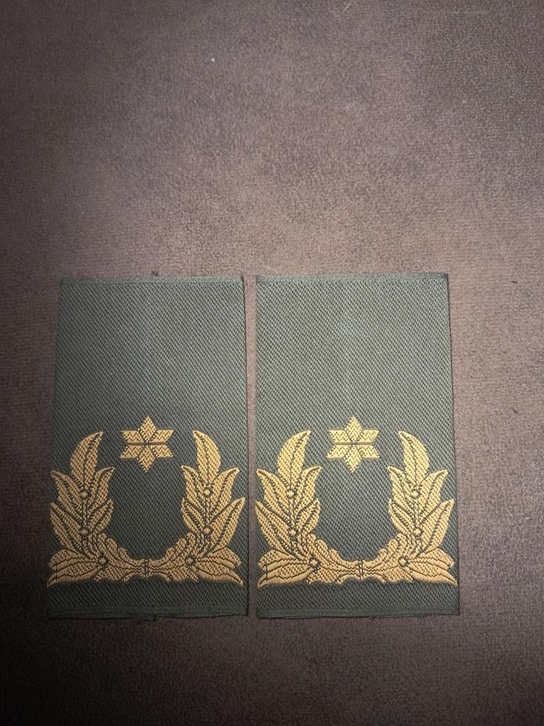 Twee schouderstukken met ster en lauwerkrans, Ophalen of Verzenden