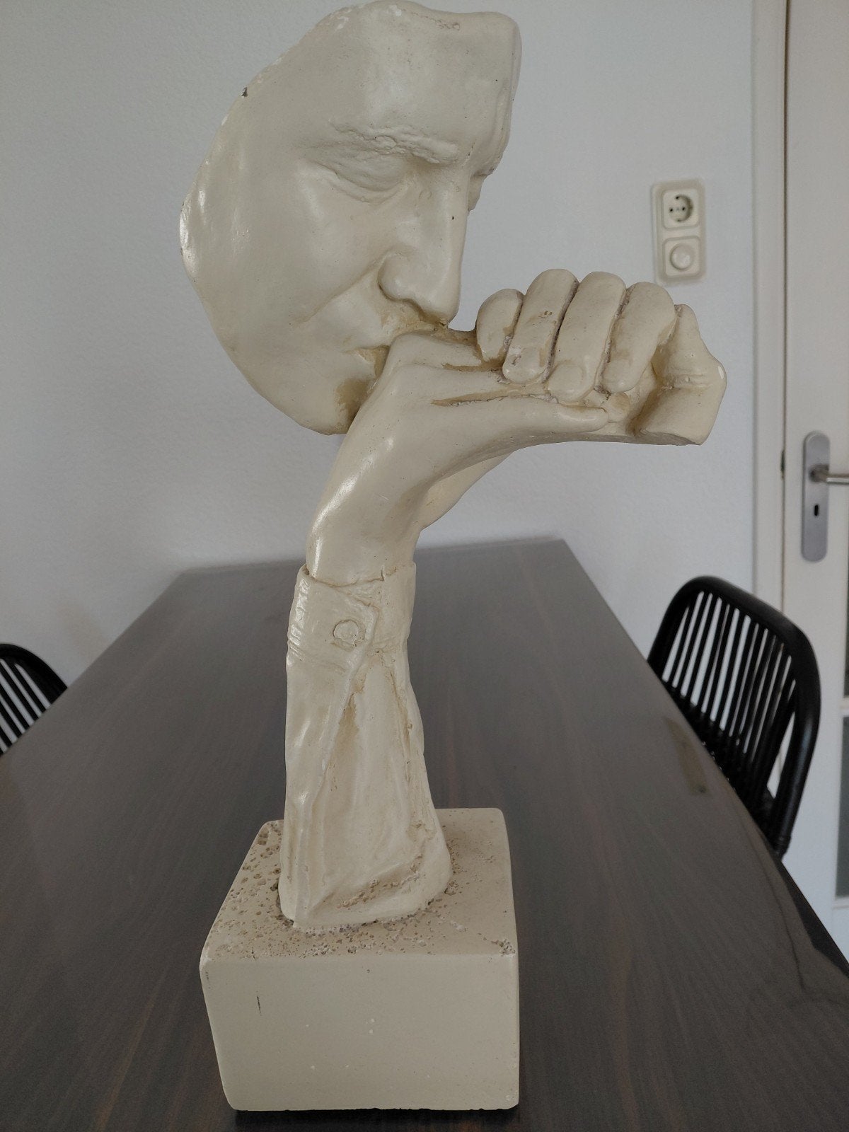 Uniek sculptuur van gezicht en hand op sokkel, Ophalen, Gips, 20 - 50 cm, Wit