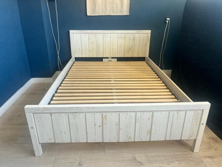 Tweepersoonsbed 140x200cm met lattenbodems en nachtkastje, Ophalen, Gebruikt, Wit, Tweepersoons