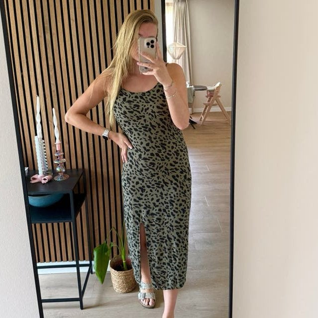 Legergroene cheetah jurk met split, Ophalen of Verzenden, Zo goed als nieuw, Maat 36 (S), Onder de knie