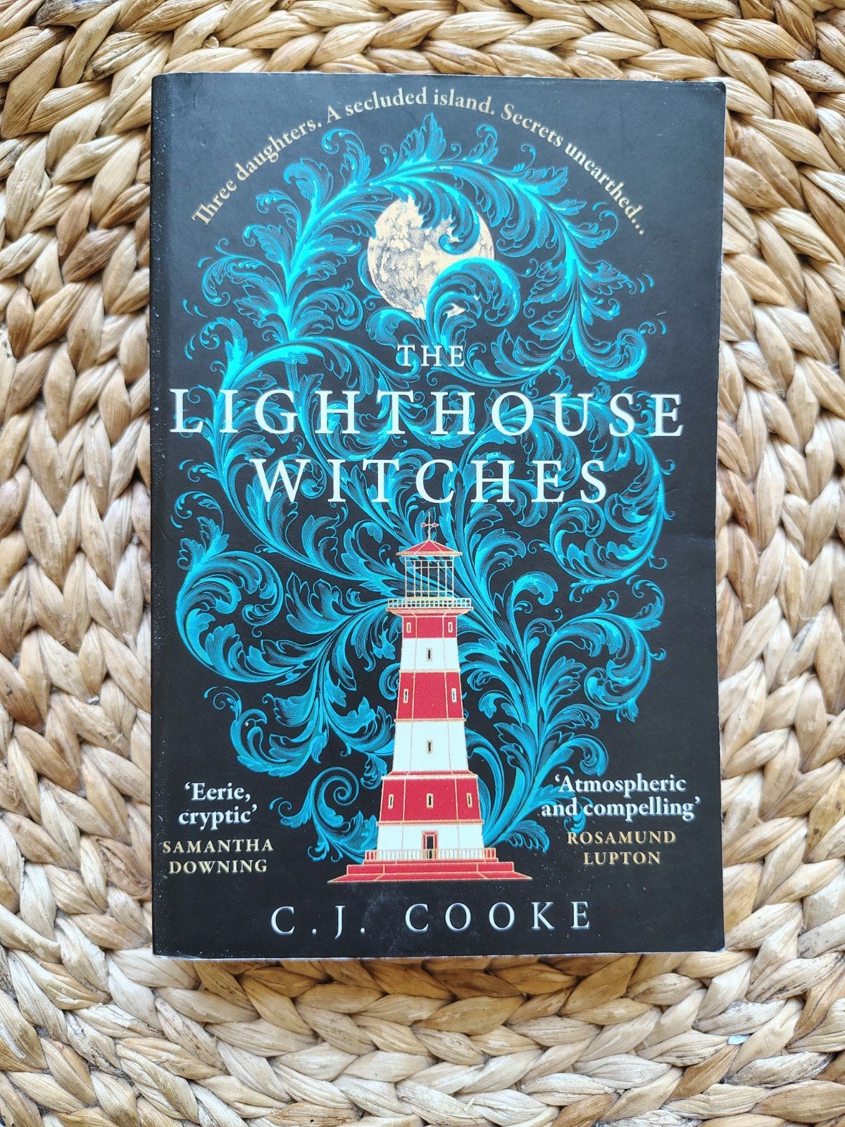 C.J. Cooke - The Lighthouse Witches, Ophalen of Verzenden, Zo goed als nieuw