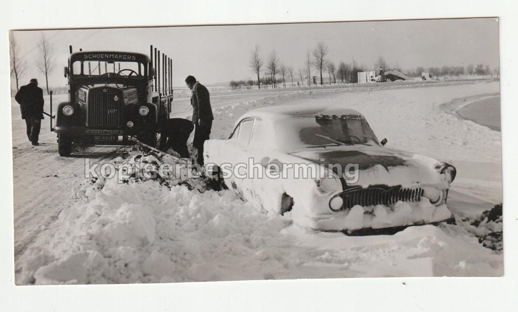 Persfoto auto in sneeuw vrachwagen Scania Vabis Schoenmakers, Verzamelen, Foto's en Prenten, Gebruikt, Foto, Overige onderwerpen