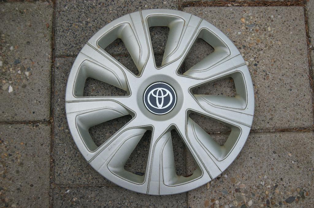 1 losse universele wieldop Toyota 15 inch, Auto diversen, Wieldoppen, Ophalen of Verzenden, Gebruikt