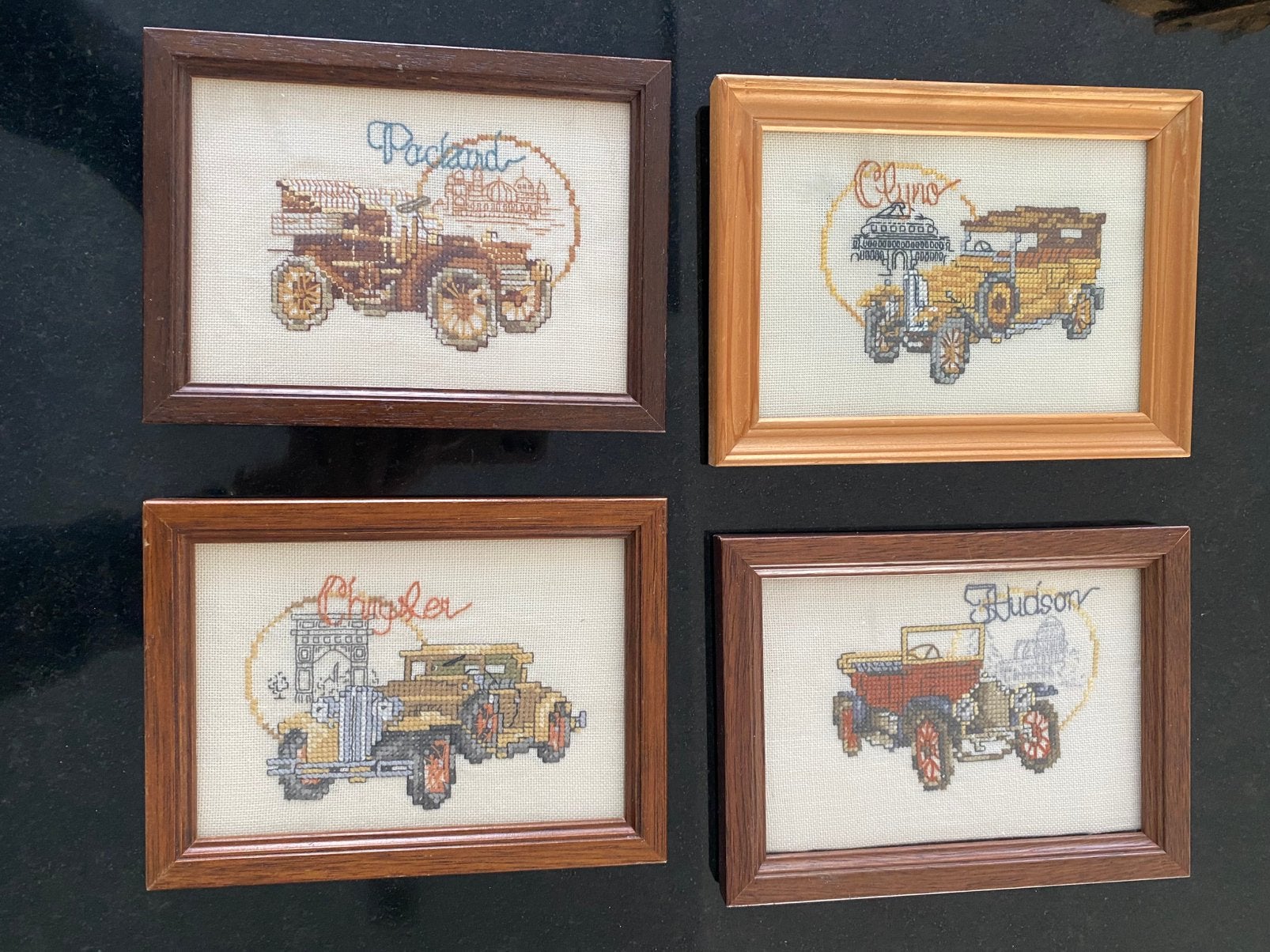 4x geborduurde schilderijtjes antieke auto’s, Ophalen of Verzenden, Patroon