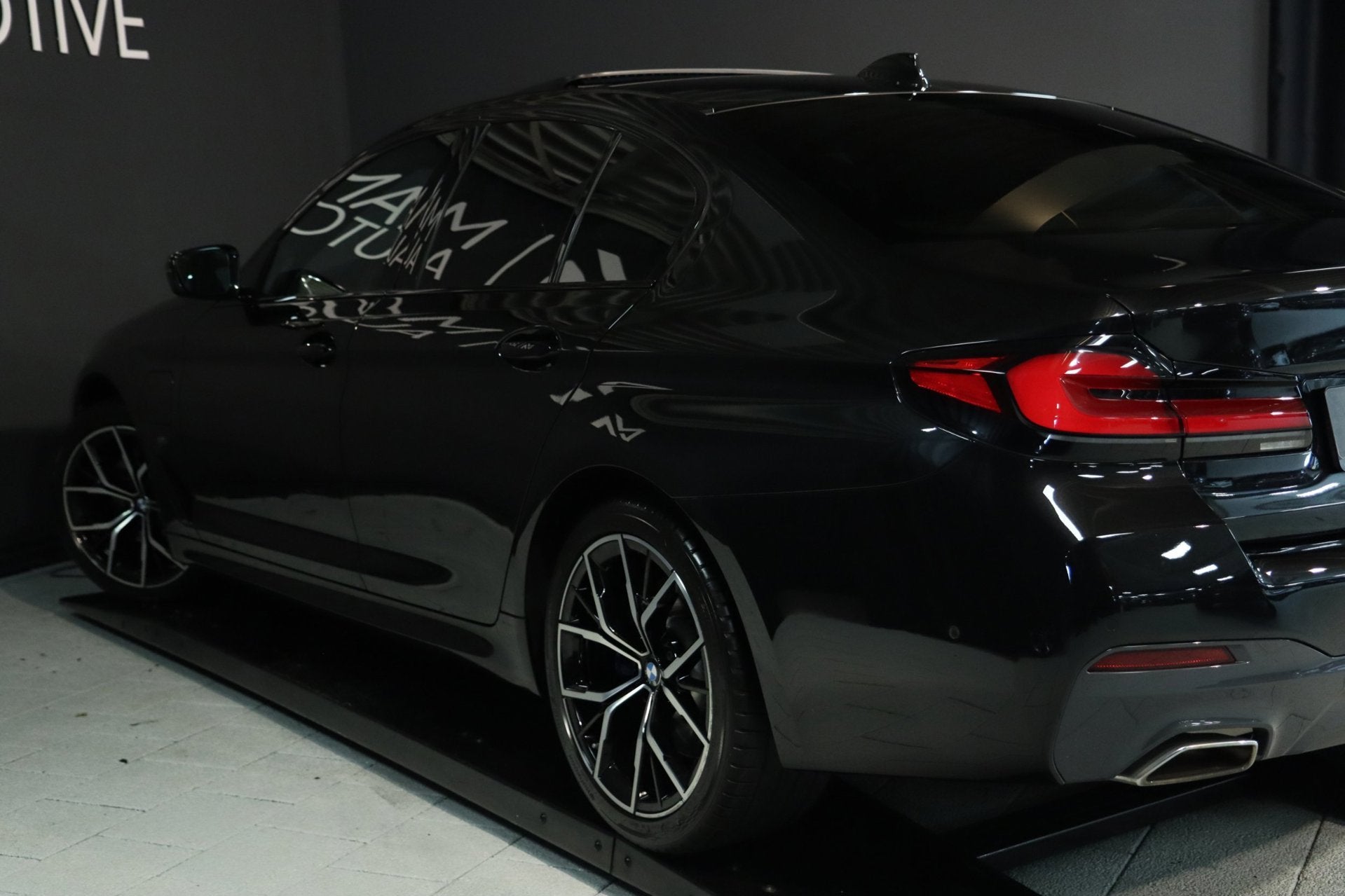BMW 5-serie 530e High Executive M Sport / PANO / HK / 360 /, Auto's, Gebruikt, 4 cilinders, Bedrijf, Hybride Elektrisch/Benzine
