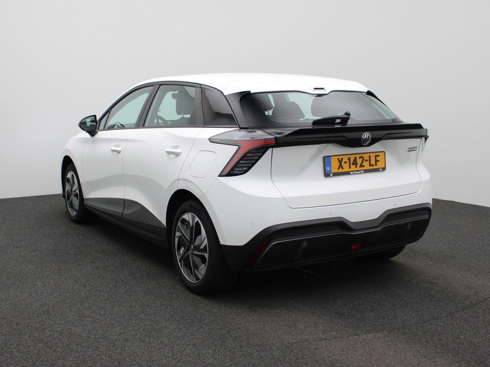 MG MG4 Electric Standard 51 kWh | APPLE CARPLAY | ANDROID AU, Auto's, Automaat, 12 maanden, Wit, Parkeersensor