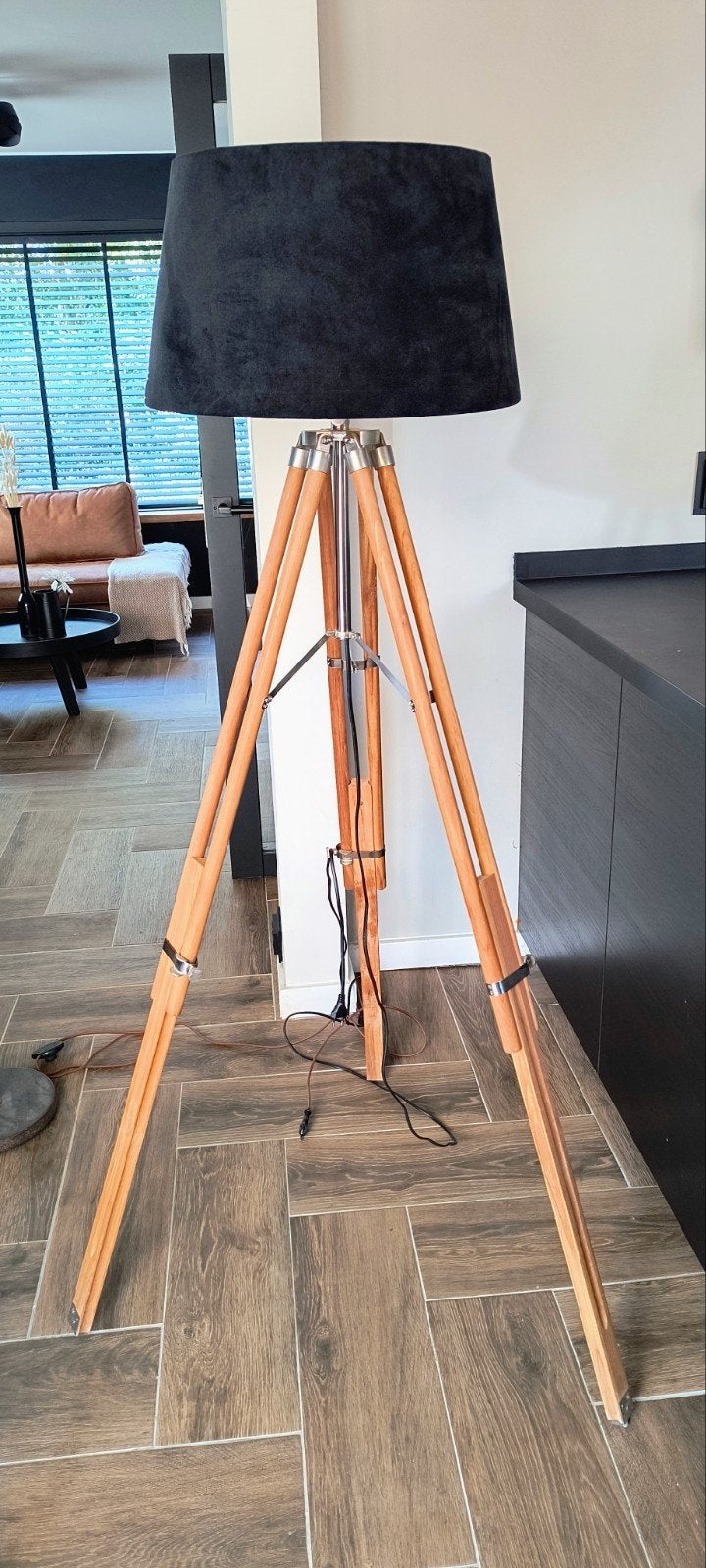 Stijlvolle Tripod Vloerlamp met Zwarte Kap, Huis en Inrichting, Lampen | Vloerlampen, Ophalen, Gebruikt, 100 tot 150 cm, E27 (groot)