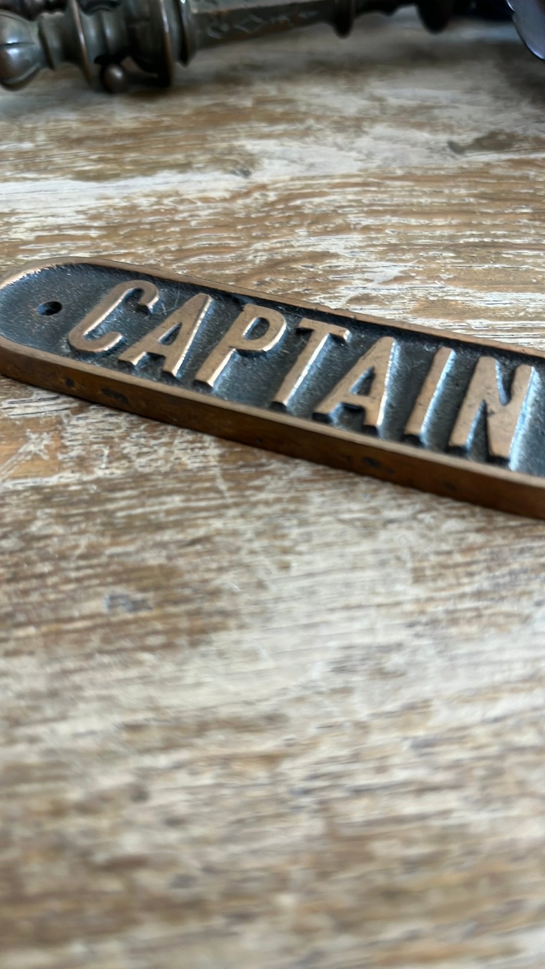 Massief messing tekstbordje “Captain” 10,5x2,5cm, Antiek en Kunst, Ophalen of Verzenden