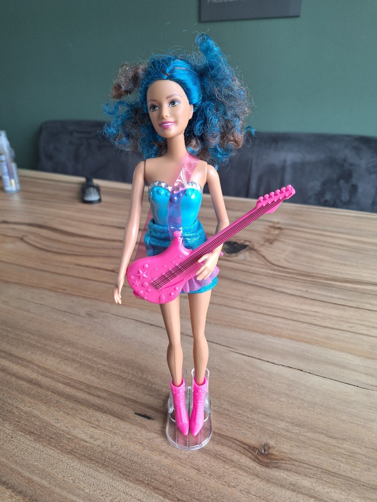 Rockstar Barbie met roze gitaar en blauw haar, Ophalen, Zo goed als nieuw, Barbie