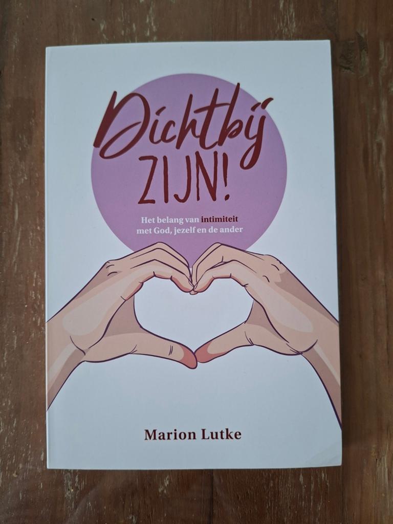 Marion Lutke - Dichtbij zijn!, Boeken, Ophalen of Verzenden, Zo goed als nieuw, Marion Lutke
