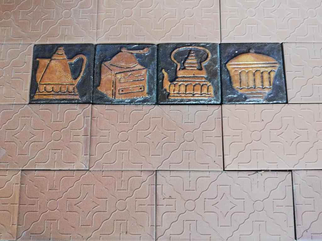 2,2 m2 terra cotta wandtegels relief + 80 decors (0,5m2), Ophalen
