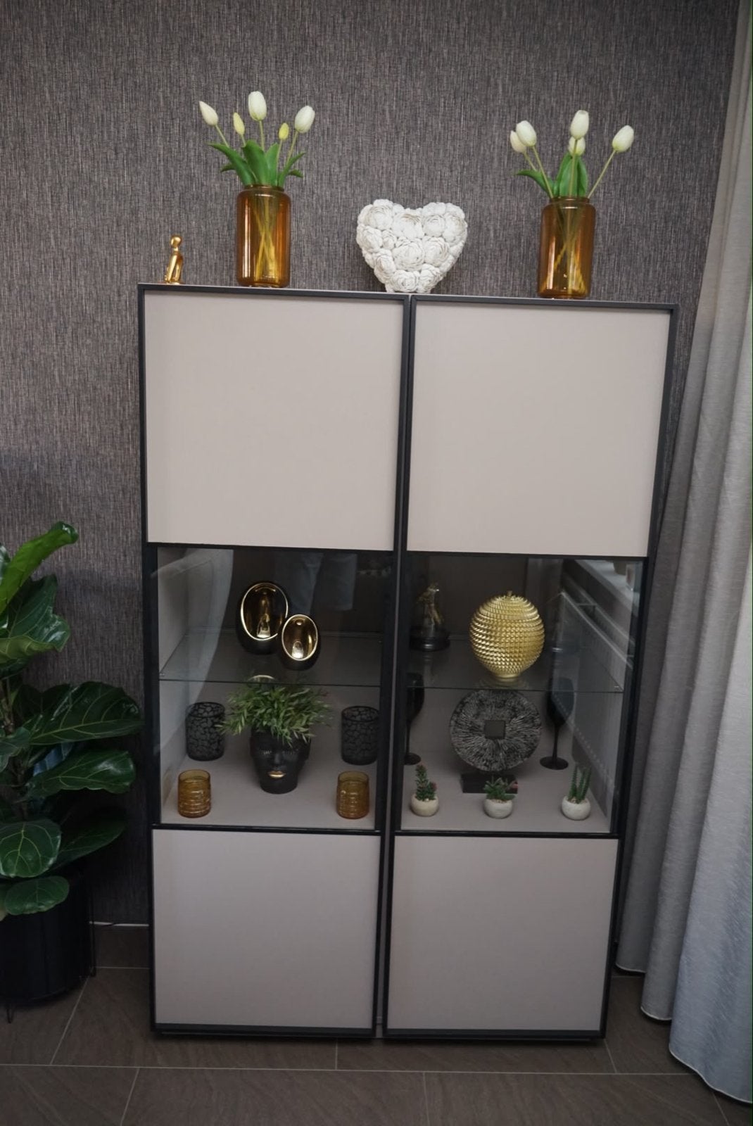 Stijlvolle wandkast taupe met zwart metalen afwerking