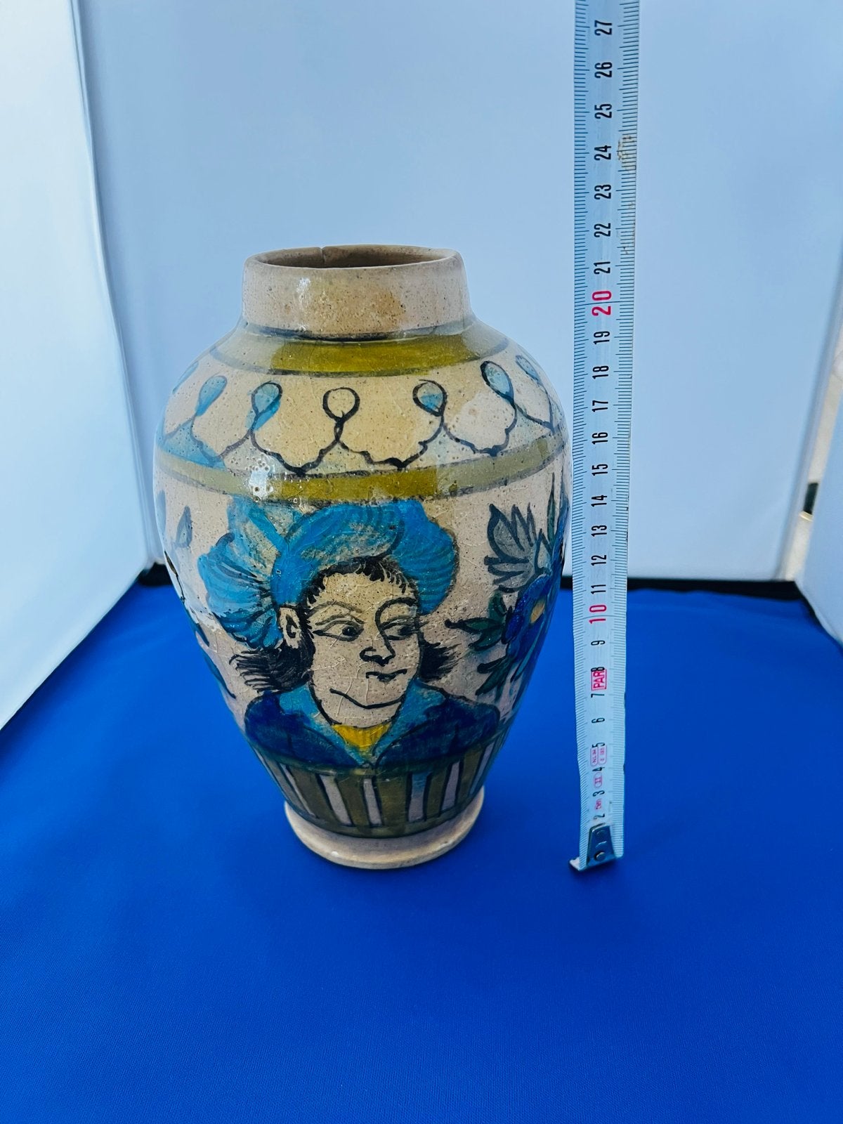 Unieke handgeschilderde vaas met gezichten en bloemen, Ophalen of Verzenden