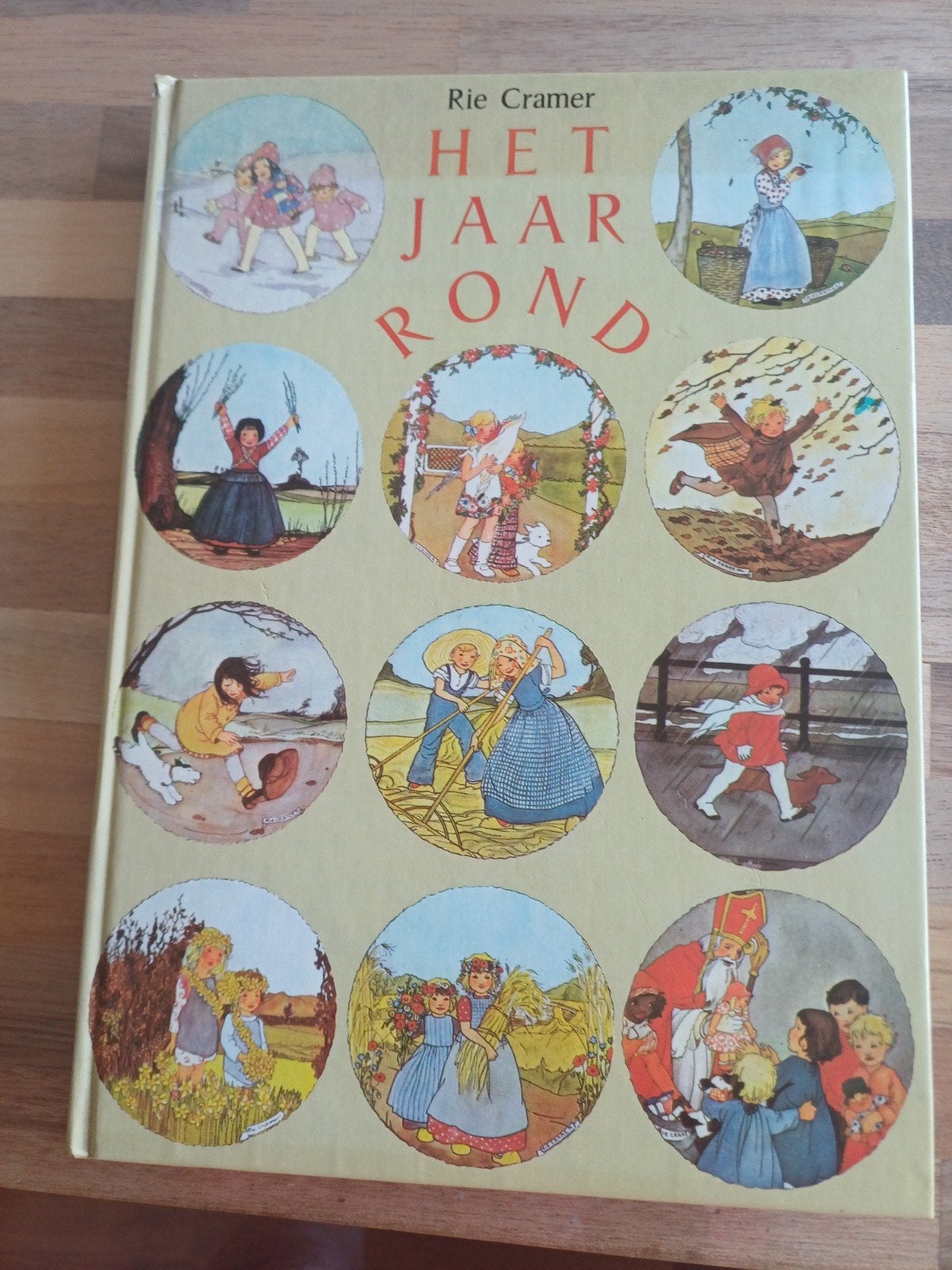 Het jaar rond.   Rie Cramer, Ophalen of Verzenden, Zo goed als nieuw, Roe Cramer, Prentenboek