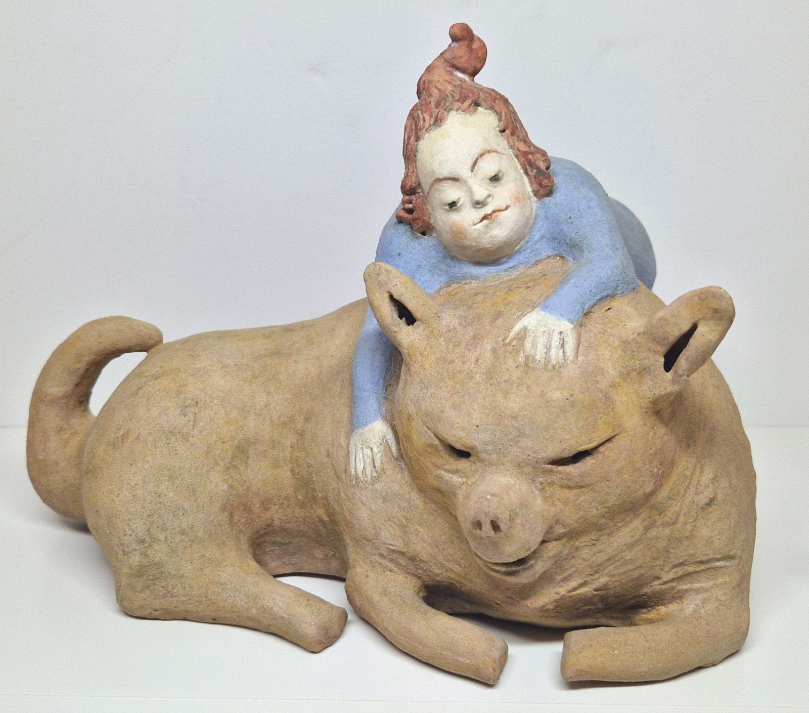 Keramieken sculptuur liggende hond met meisje Heidi Daamen., Ophalen, 20 - 50 cm, Steen of Keramiek, Scène