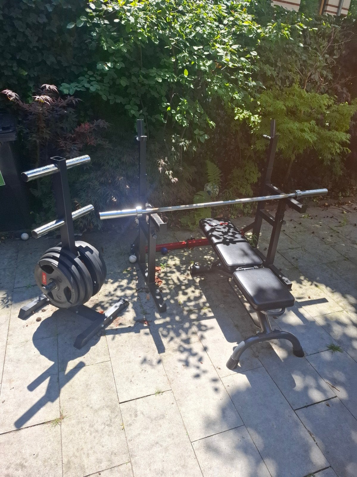 Fitnessbank met halterstang en gewichten, Sport en Fitness, Fitnessmaterialen, Ophalen, Gebruikt, Rug, Fitnessbank