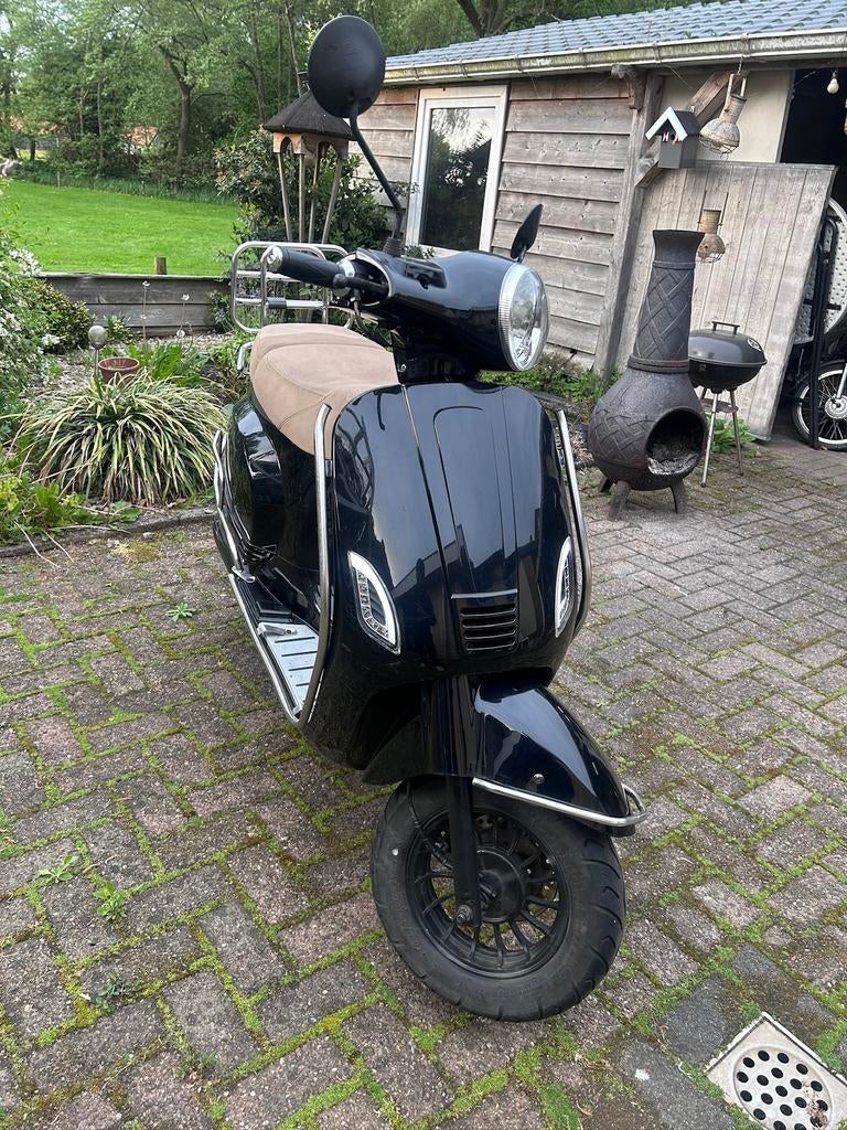 Scooter senzo rivalux lage km, Fietsen en Brommers, Scooters | Overige merken, Ophalen of Verzenden, Zo goed als nieuw, Benzine