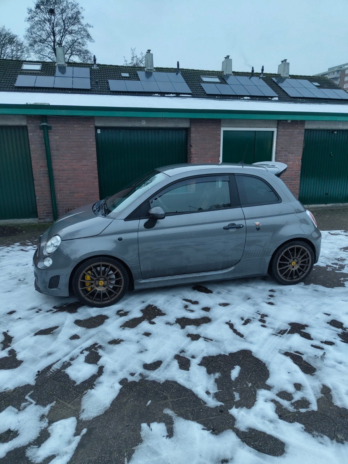 Fiat 500 1.4 16V Abarth 695 132KW 2015 Grijs, Auto's, 40 €/maand, 4 stoelen, Leder en Stof, Bruin