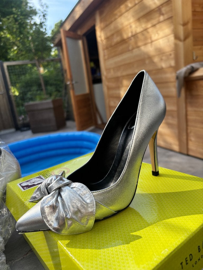 Ted baker metallic court shoe heel maat 36, Ophalen of Verzenden, Zo goed als nieuw, Schoenen met hoge hakken, Grijs