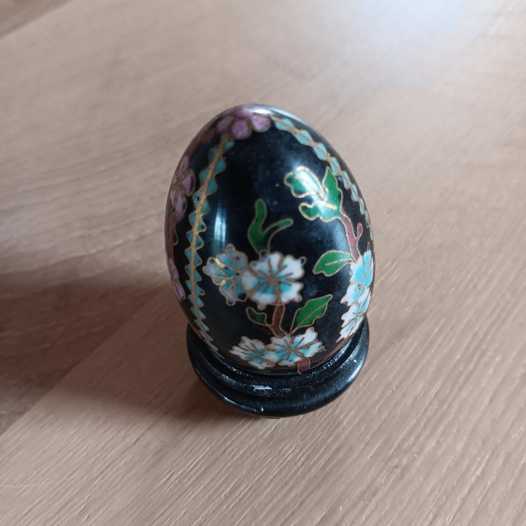 Cloisonné eitje, op sokkel, Verzamelen, Overige Verzamelen, Zo goed als nieuw, Ophalen of Verzenden