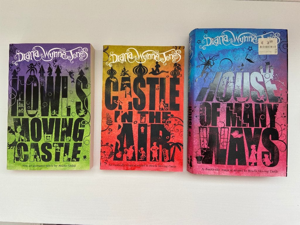 Dianne Wynne Jones - Howl's Moving Castle trilogy, Boeken, Ophalen of Verzenden, Gelezen