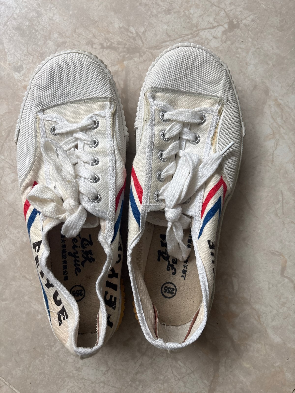 Feiyue sneakers - Wit met rode en blauwe strepen, Ophalen of Verzenden, Gedragen, Wit, Sneakers of Gympen