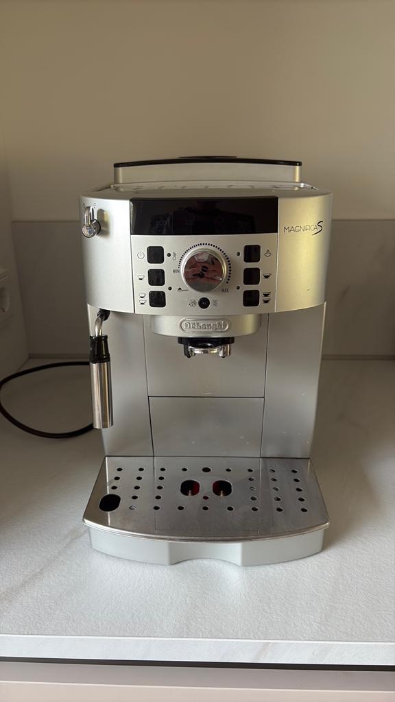 DeLonghi Magnifica S volautomatische bonen koffiemachine, Afneembaar waterreservoir, Gebruikt, Koffiemachine, Koffiebonen