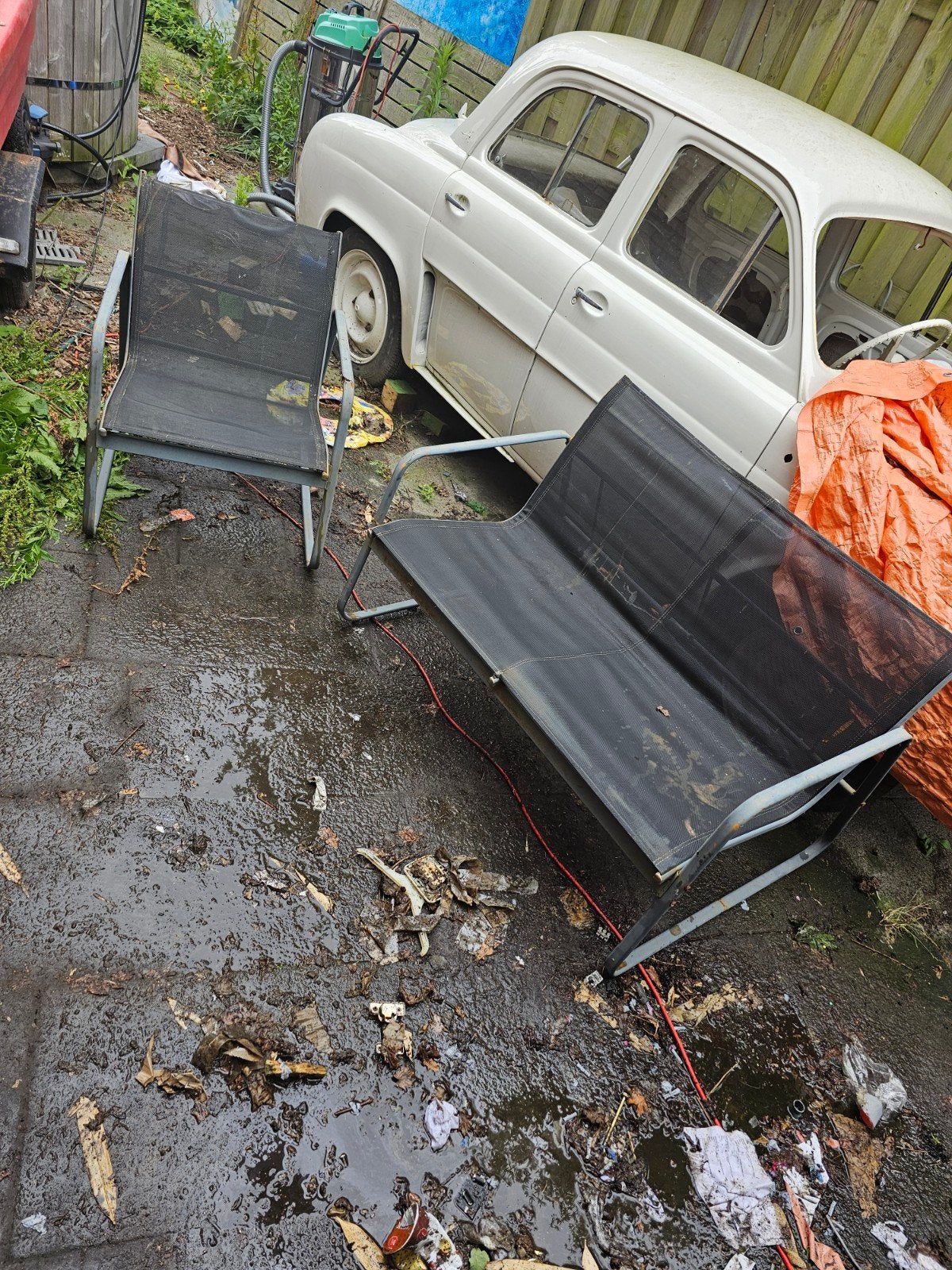 Tuinmeubelen - Bank en stoel (schoonmaak nodig), Tuin en Terras, Overige materialen, Gebruikt, 3 zitplaatsen, Ophalen of Verzenden