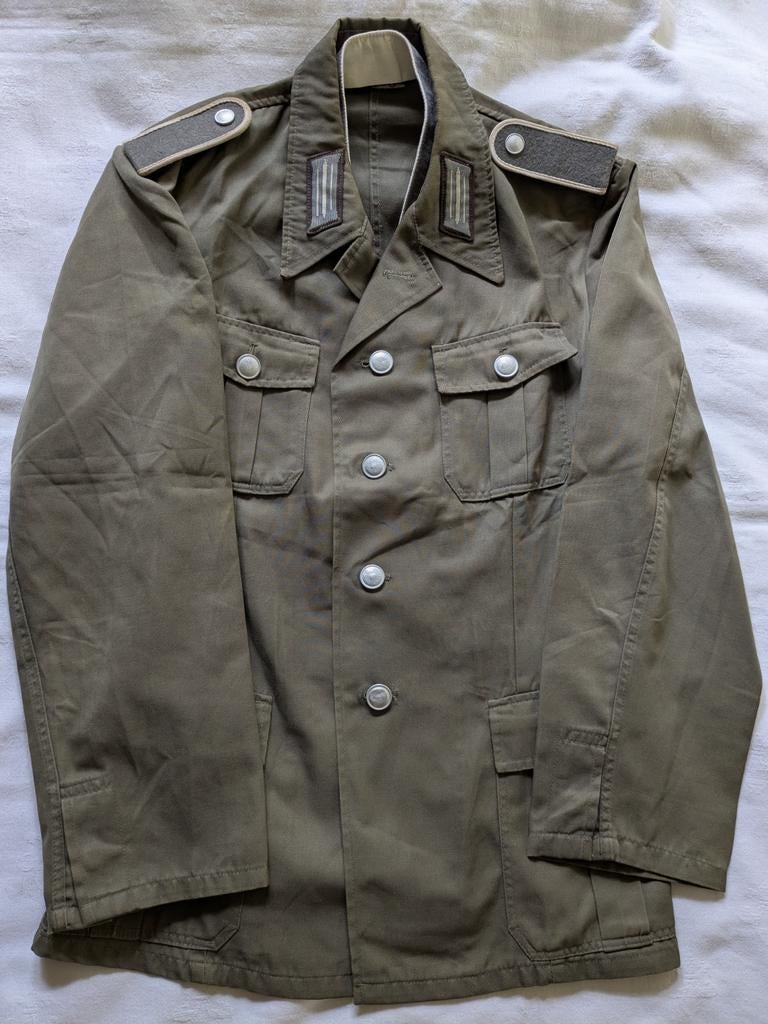 DDR NVA Drillich uniform jas broek emblemen infanterie, Verzamelen, Militaria | Algemeen, Ophalen of Verzenden, Duitsland, Kleding of Schoenen