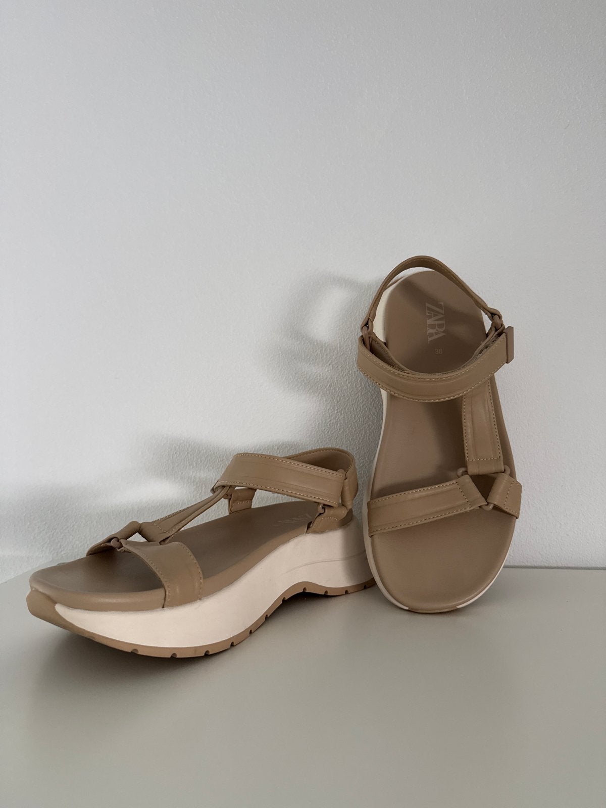 Zara sandalen met plateauzool, maat 38, Ophalen of Verzenden, Zo goed als nieuw, Beige, Sandalen of Muiltjes