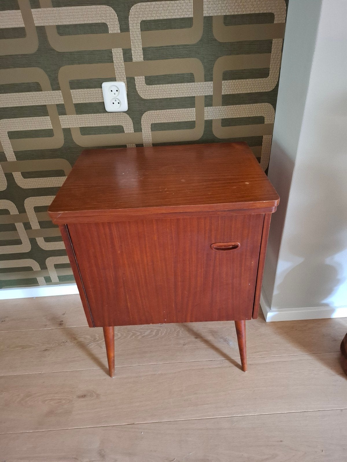 kastje vintage met naaimachine, Ophalen
