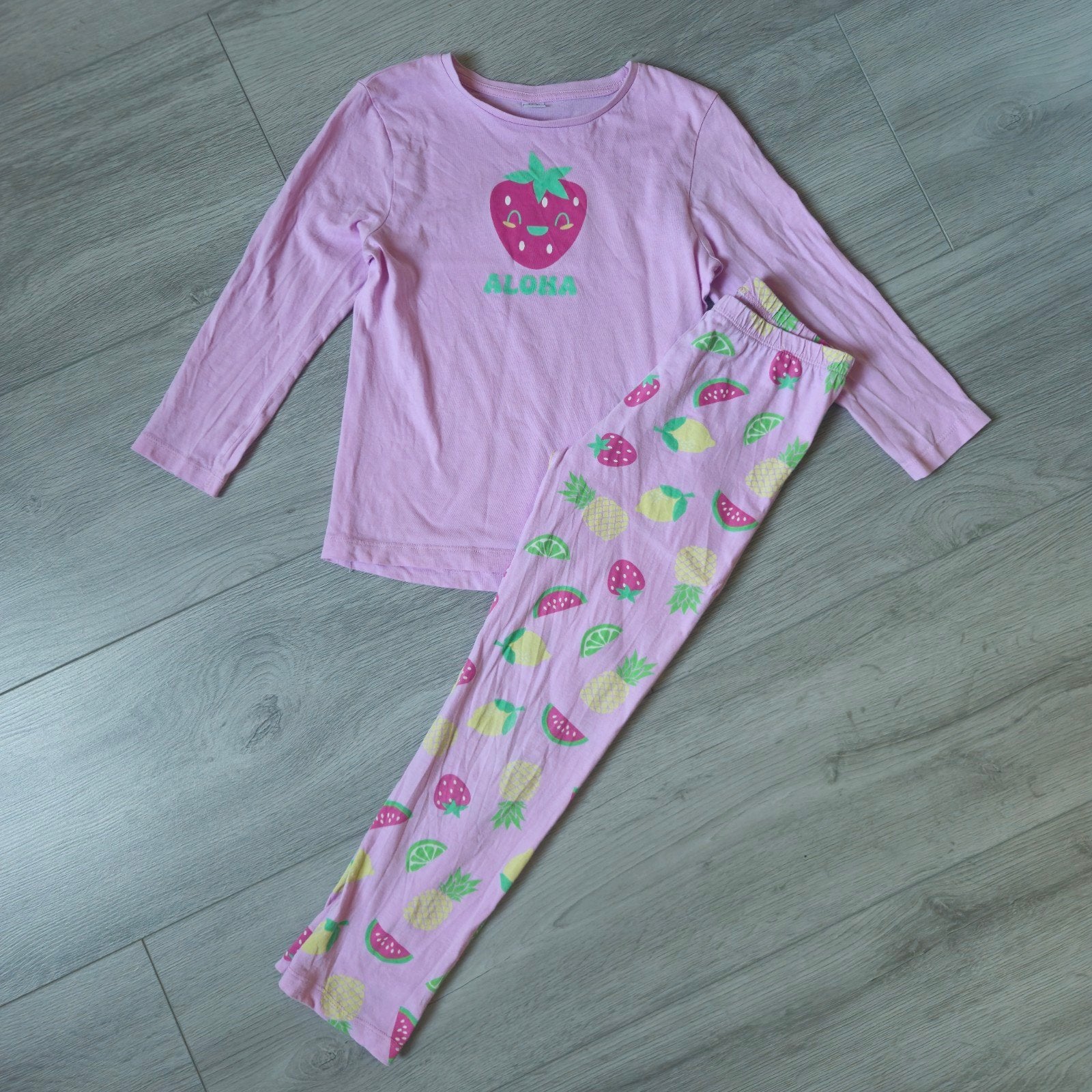 Leuke roze pyjama met fruitprint voor meisjes maat 128, Ophalen of Verzenden, Meisje, Nacht- of Onderkleding