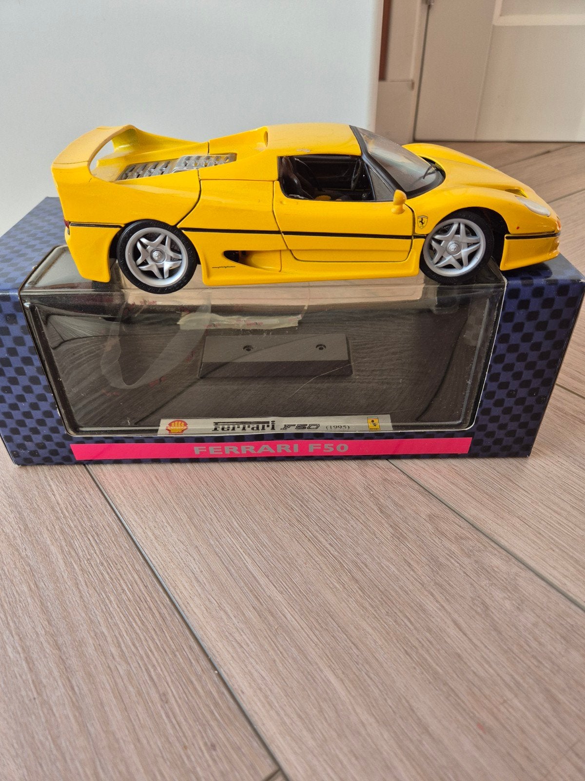 Ferrari F50 geel Maisto 1:18 Shell + originele doos, Ophalen, Zo goed als nieuw, Maisto
