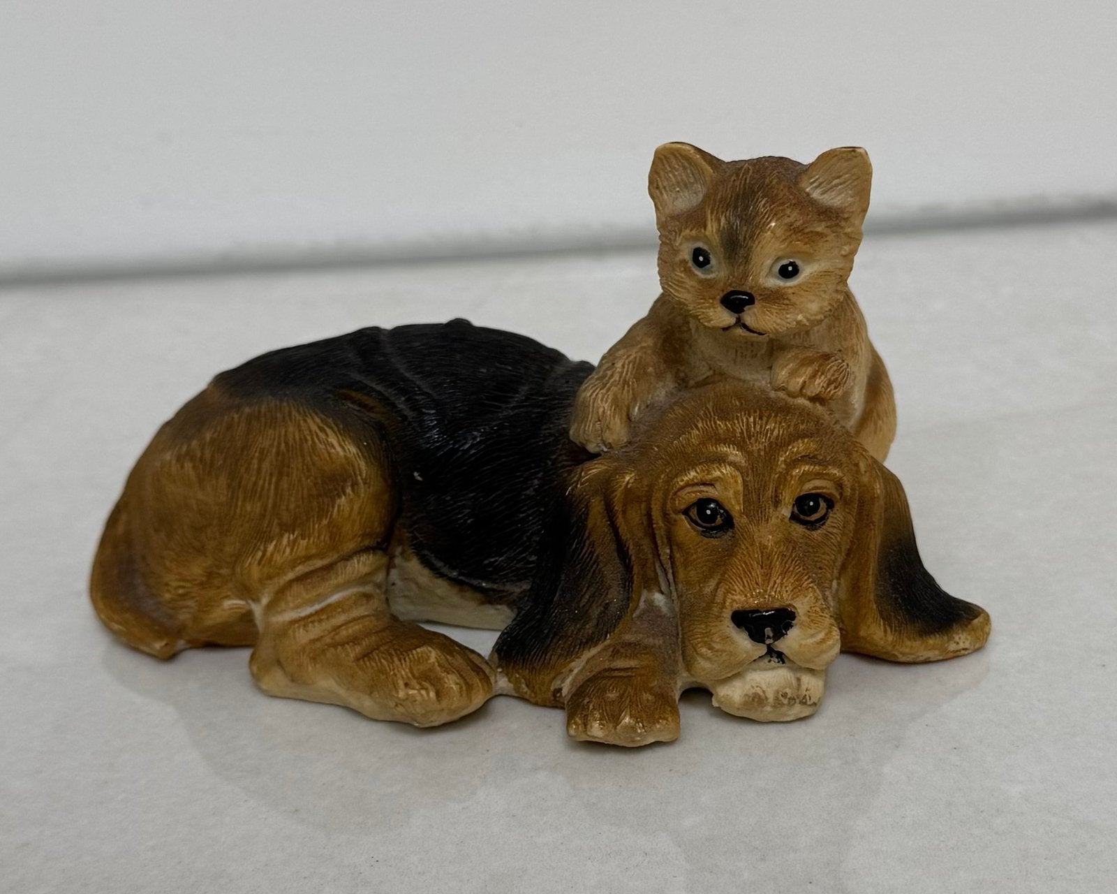 beeldje Basset Hound hond met kat op zijn rug 12,5 cm, Verzamelen, Ophalen of Verzenden, Gebruikt, Dier