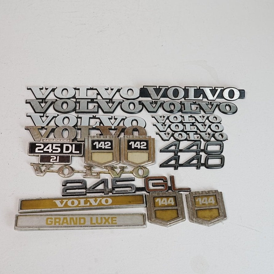 Diverse Volvo emblemen en letters., Ophalen, Volvo